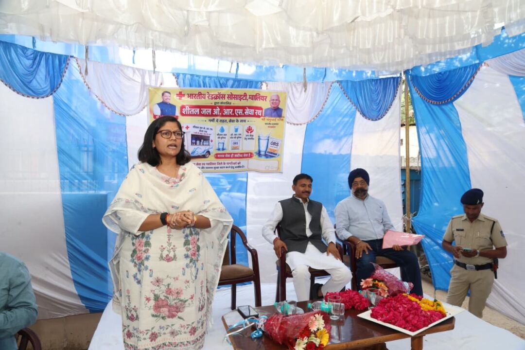 जनप्रतिनिधियों एवं कलेक्टर ने तीन सेवा रथों को हरी झण्डी दिखाकर किया रवाना