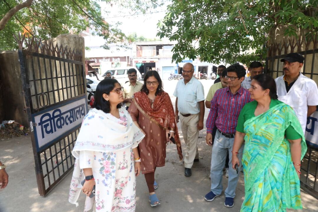 जनप्रतिनिधियों एवं कलेक्टर ने तीन सेवा रथों को हरी झण्डी दिखाकर किया रवाना